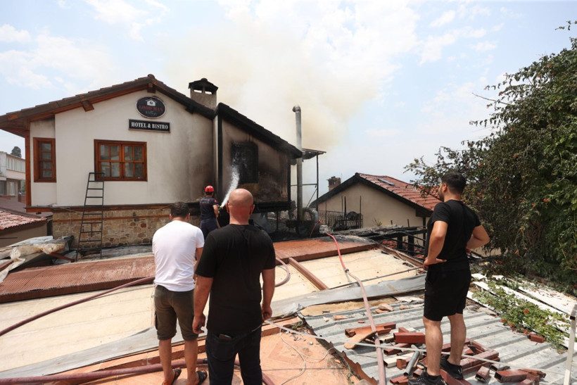Korkutan yangın: Otelde başladı, bara sıçradı - Resim: 4