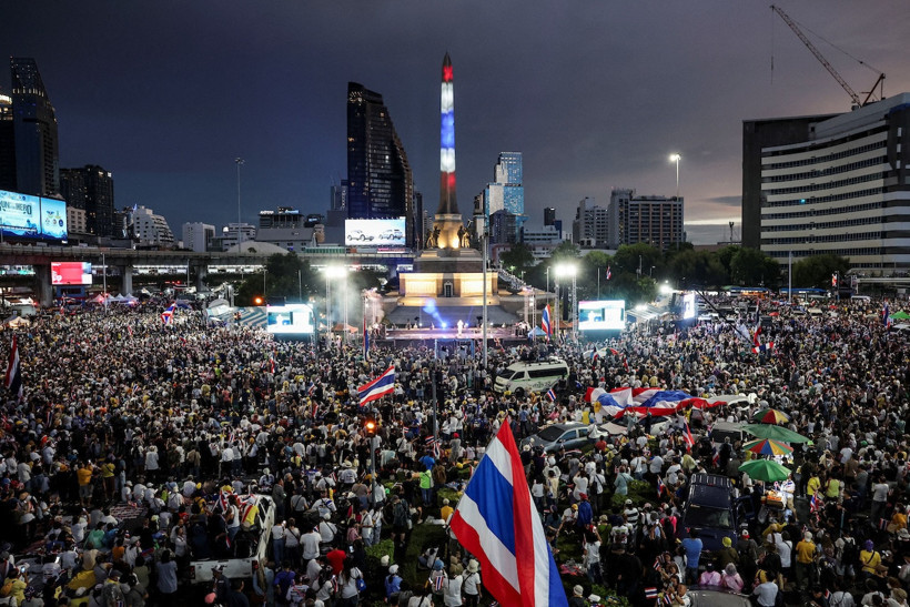 Tayland'da binlerce insan sokağa indi - Resim : 1
