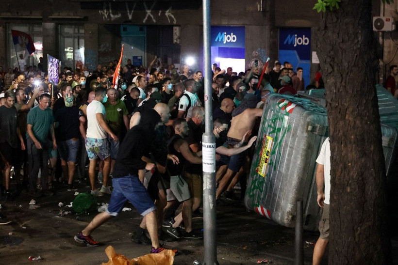 Sırbistan'da binlerce kişi sokağa döküldü, polisle çatıştı - Resim: 2