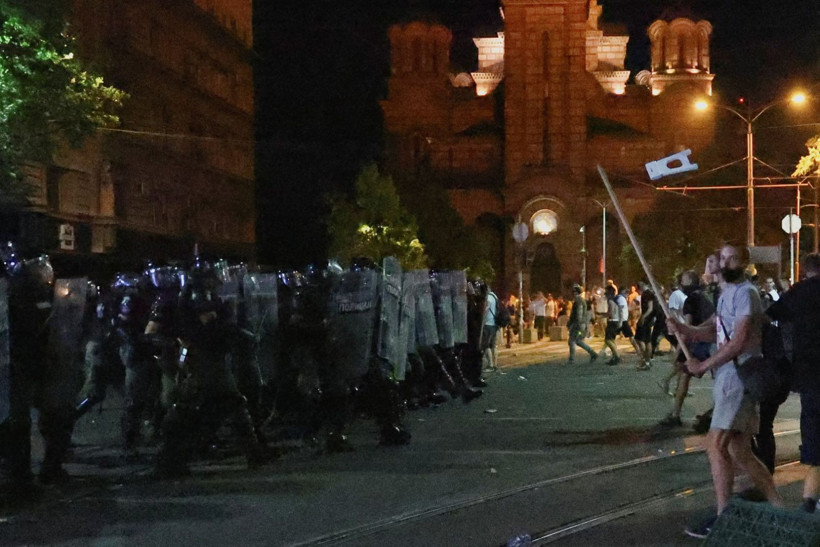 Sırbistan'da binlerce kişi sokağa döküldü, polisle çatıştı - Resim: 15