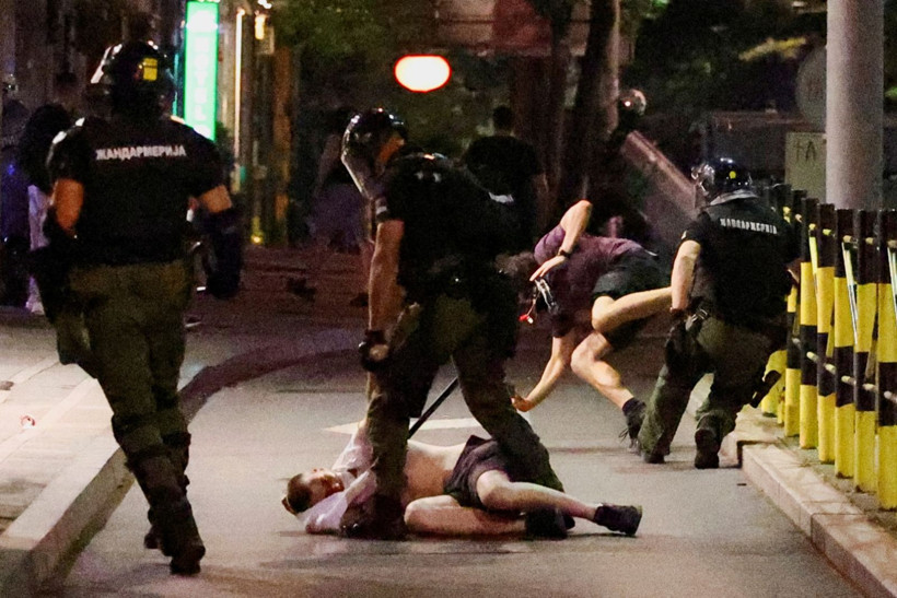 Sırbistan'da binlerce kişi sokağa döküldü, polisle çatıştı - Resim: 5