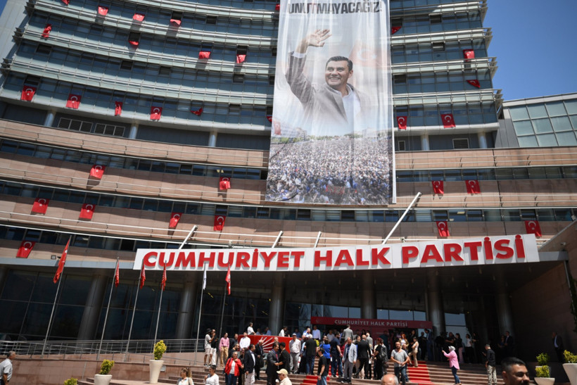 CHP'den ilk tepkiler: 'Parti büyüğüne' mesaj veren de var, TV'lere şart koşan da - Resim : 1