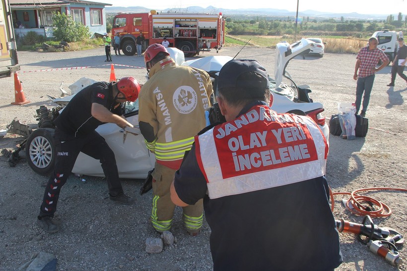 Kula’da feci kaza: Baba ve 3 çocuğu hayatını kaybetti - Resim : 1