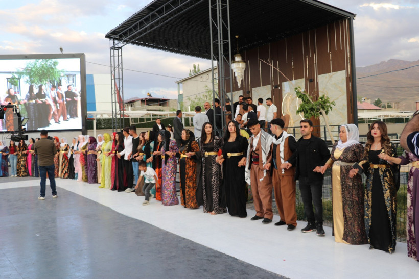 İki gün süren düğünde takılanları 14 kişi saydı - Resim : 2