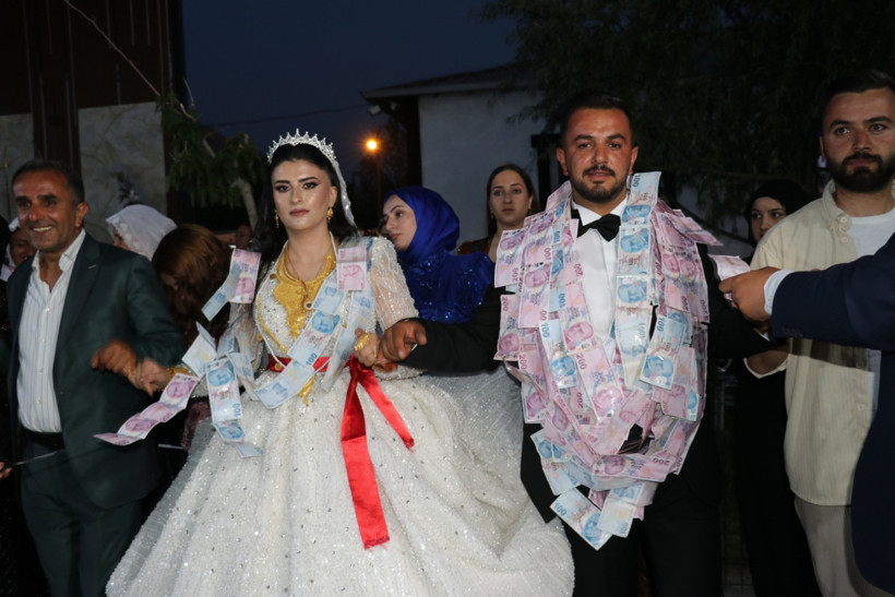 İki gün süren düğünde takılanları 14 kişi saydı - Resim : 1