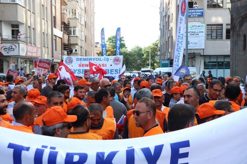 İşçilerden tabutlu eylem - Resim: 3
