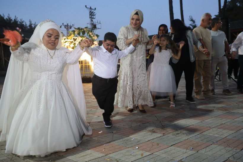 Cüce çift 21 yıl sonra kavuştu - Resim : 1