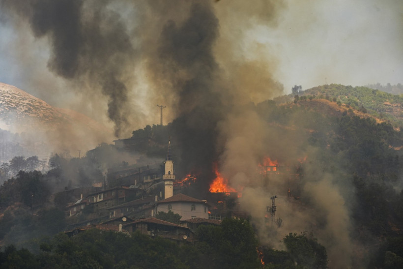 Yangın ile harabeye dönen köy: Tosunlar - Resim : 1