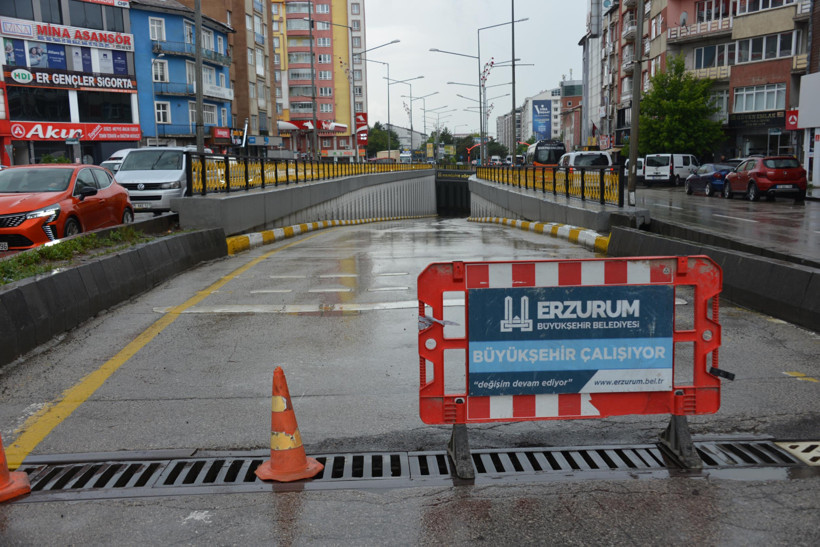 Yarım saatlik sağanak şehri felç etti: Alt geçitler sular altında kaldı - Resim : 1