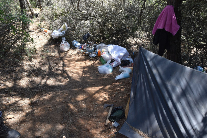 Yakalanmamak için ormanda saklandı, hayvan derisiyle hayatta kaldı - Resim : 1