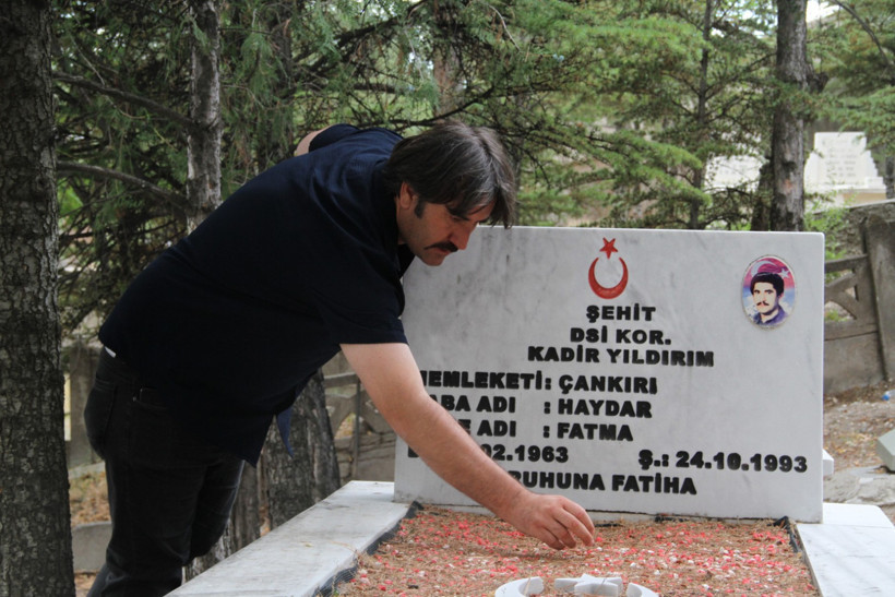 Bir şehit haberiyle başladı, 8 yılda 8 bin şehit kabrini ziyaret etti - Resim : 1
