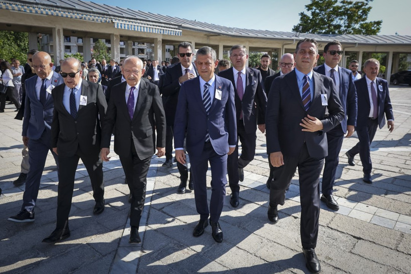 Özel ve Kılıçdaroğlu, Namık Tan'ın annesinin cenaze törenine katıldı - Resim : 1