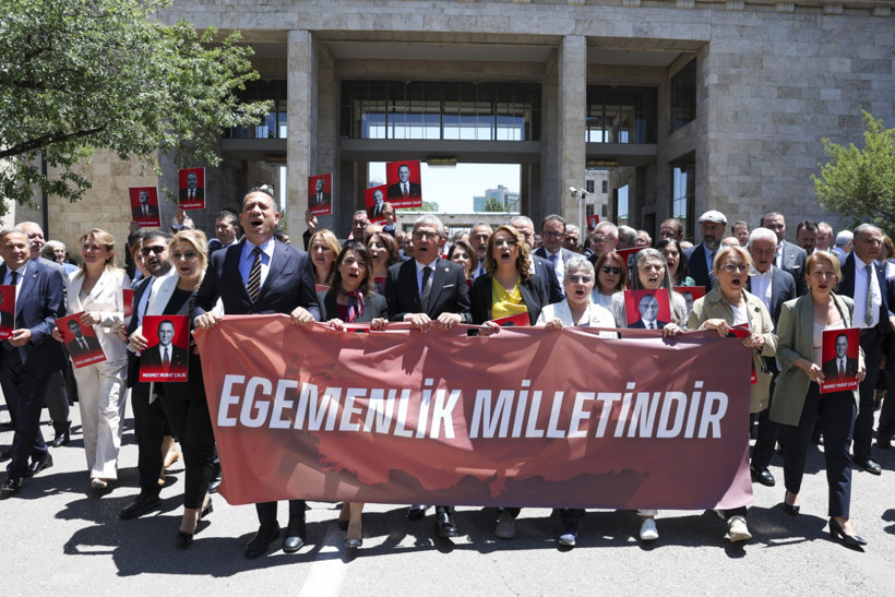 CHP milletvekilleri 'Erdoğan istifa' sloganlarıyla Adalet Bakanlığı'na yürüdü - Resim : 2