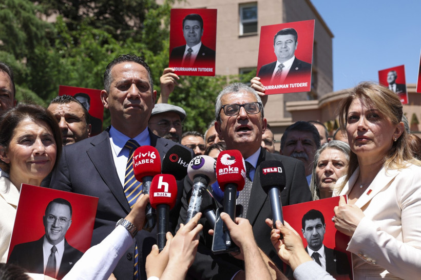 CHP milletvekilleri 'Erdoğan istifa' sloganlarıyla Adalet Bakanlığı'na yürüdü - Resim : 3