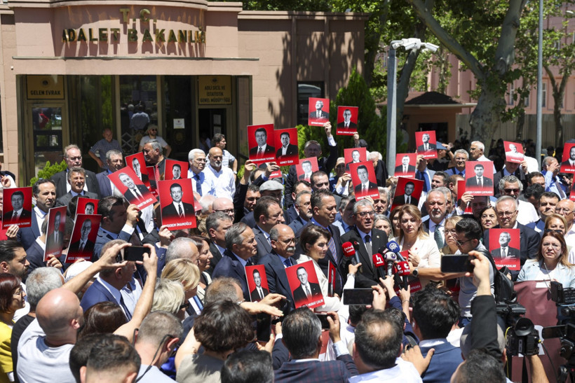 CHP milletvekilleri 'Erdoğan istifa' sloganlarıyla Adalet Bakanlığı'na yürüdü - Resim : 1