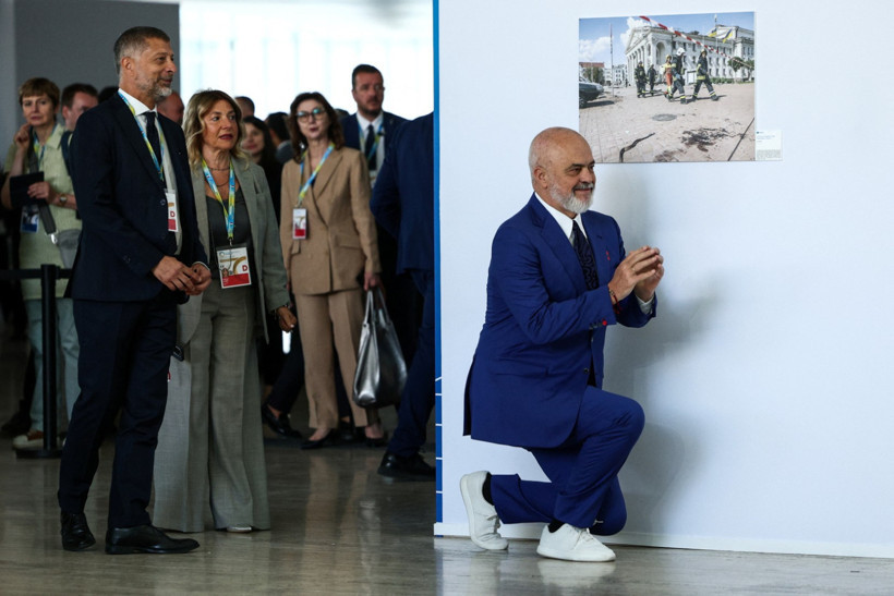 Meloni'yi görünce yine önünde diz çöktü - Resim : 1