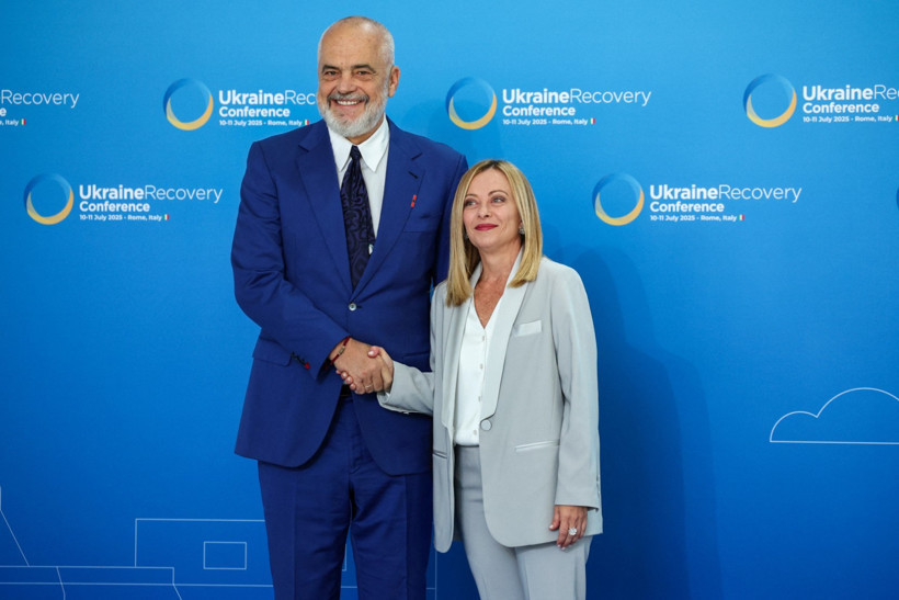 Meloni'yi görünce yine önünde diz çöktü - Resim : 2