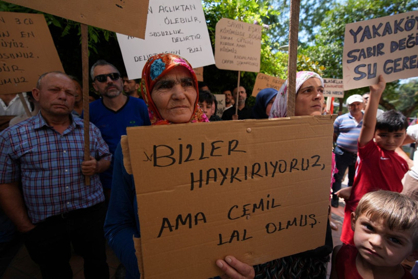 20 gündür sular kesik: Mahalle sakinleri belediyeyi bastı - Resim: 4