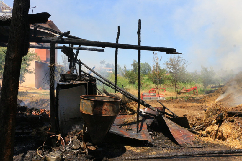 Tokat'ta yangın felaketi: Hayvanlar öldü, tonlarca ürün yandı - Resim : 1