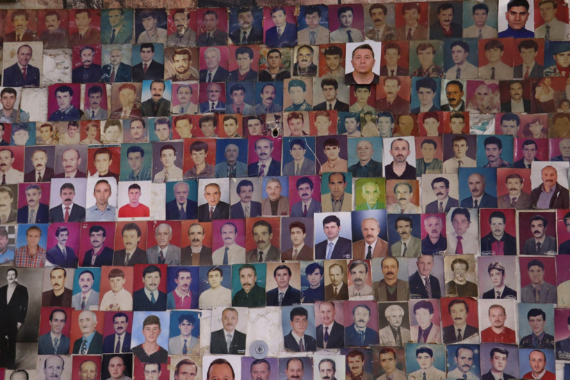 28 yıl boyunca tıraş ettiği 3 bin kişinin fotoğrafını iş yerinde sergiliyor - Resim : 2