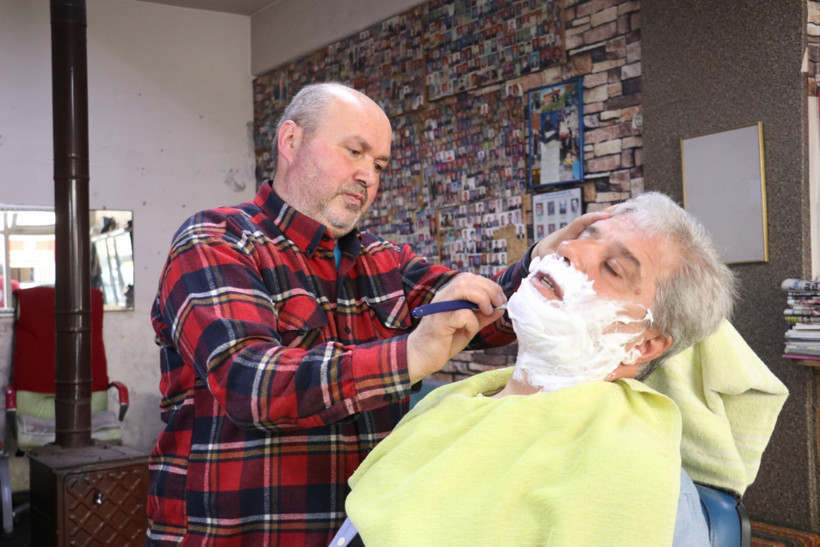 28 yıl boyunca tıraş ettiği 3 bin kişinin fotoğrafını iş yerinde sergiliyor - Resim : 1