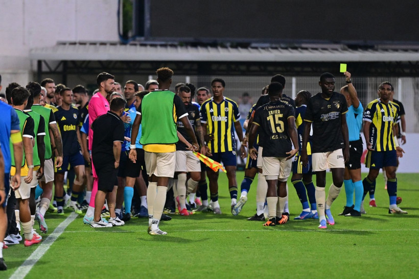 Fenerbahçe'nin hazırlık maçında saha karıştı: İrfan Can çıldırdı - Resim: 1