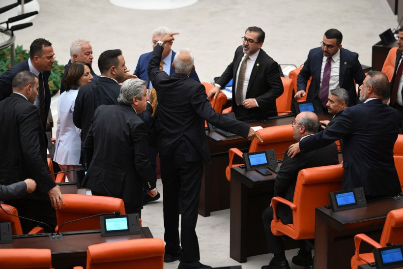 Meclis'te bir kavga daha: 'Ayı gibi oturuyorsun' - Resim: 4