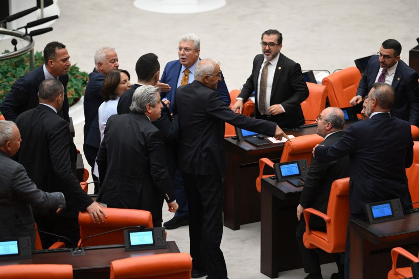 Meclis'te bir kavga daha: 'Ayı gibi oturuyorsun' - Resim: 5