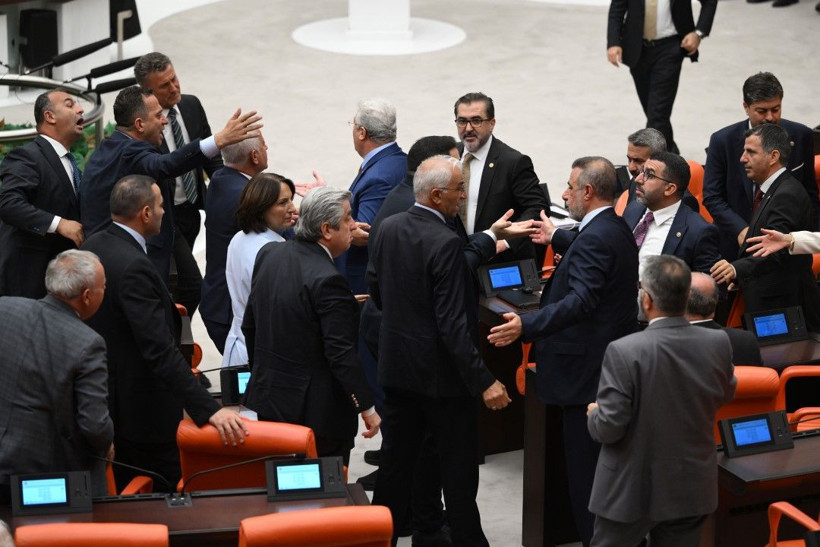 Meclis'te bir kavga daha: 'Ayı gibi oturuyorsun' - Resim: 6