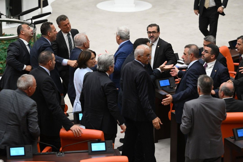 Meclis'te bir kavga daha: 'Ayı gibi oturuyorsun' - Resim: 7