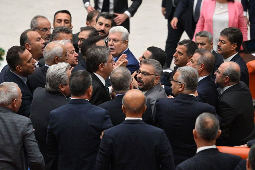Meclis'te bir kavga daha: 'Ayı gibi oturuyorsun' - Resim: 8