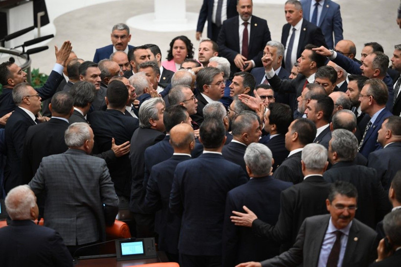 Meclis'te bir kavga daha: 'Ayı gibi oturuyorsun' - Resim: 9