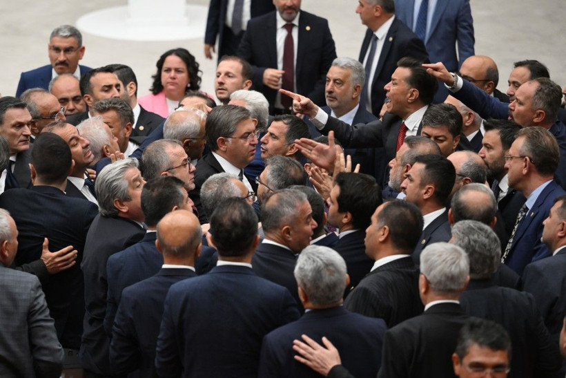 Meclis'te bir kavga daha: 'Ayı gibi oturuyorsun' - Resim: 10