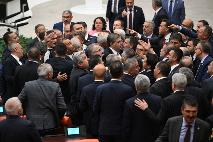 Meclis'te bir kavga daha: 'Ayı gibi oturuyorsun' - Resim: 11