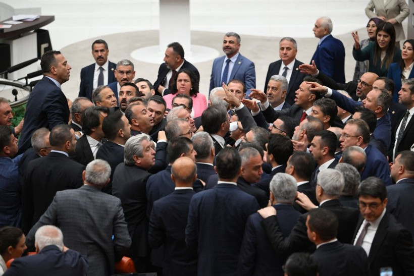 Meclis'te bir kavga daha: 'Ayı gibi oturuyorsun' - Resim: 12