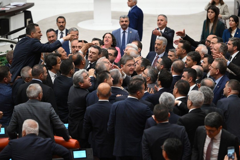 Meclis'te bir kavga daha: 'Ayı gibi oturuyorsun' - Resim: 13