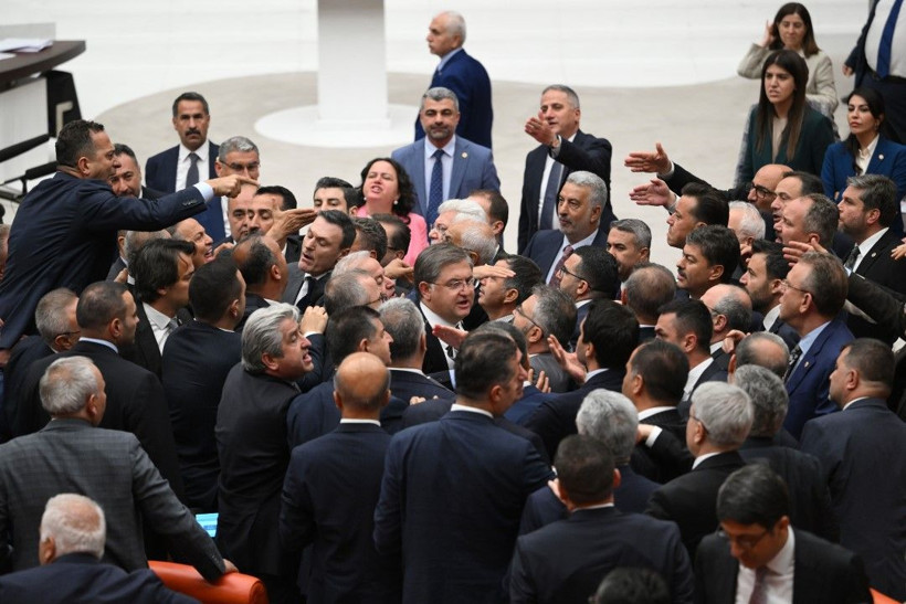 Meclis'te bir kavga daha: 'Ayı gibi oturuyorsun' - Resim: 14