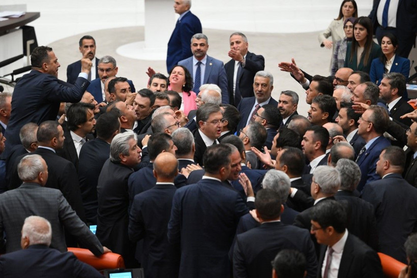 Meclis'te bir kavga daha: 'Ayı gibi oturuyorsun' - Resim: 15