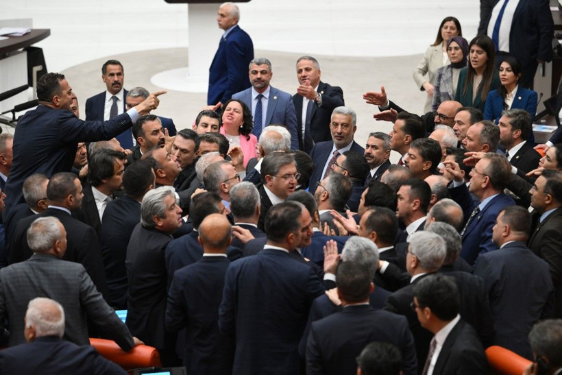 Meclis'te bir kavga daha: 'Ayı gibi oturuyorsun' - Resim: 16