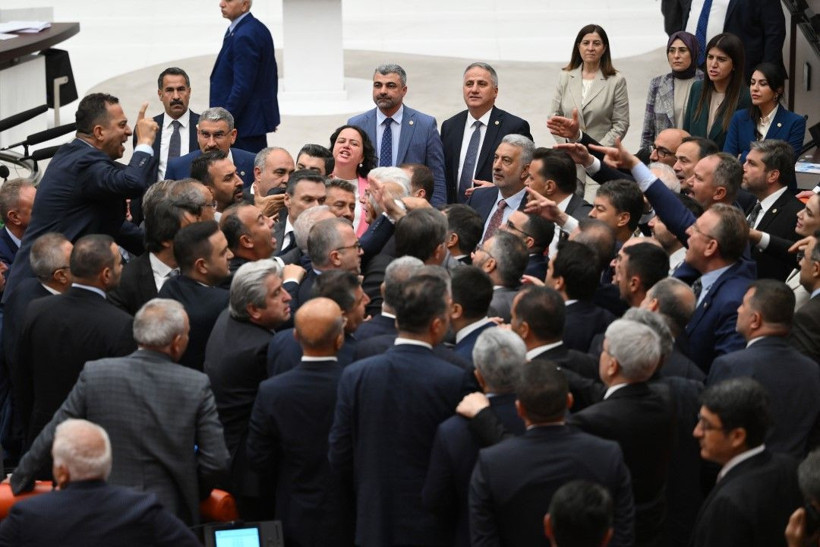 Meclis'te bir kavga daha: 'Ayı gibi oturuyorsun' - Resim: 17