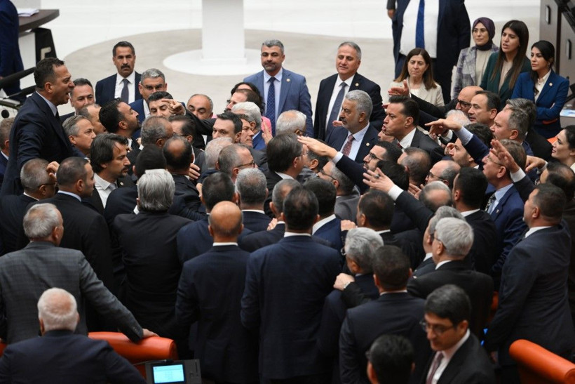 Meclis'te bir kavga daha: 'Ayı gibi oturuyorsun' - Resim: 18