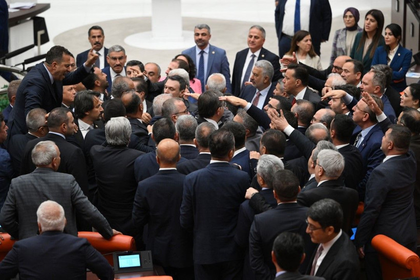 Meclis'te bir kavga daha: 'Ayı gibi oturuyorsun' - Resim: 19