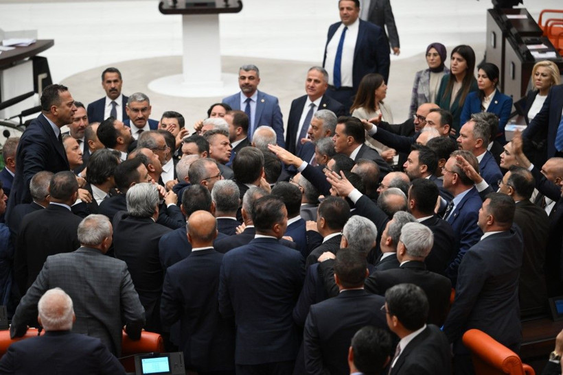 Meclis'te bir kavga daha: 'Ayı gibi oturuyorsun' - Resim: 20