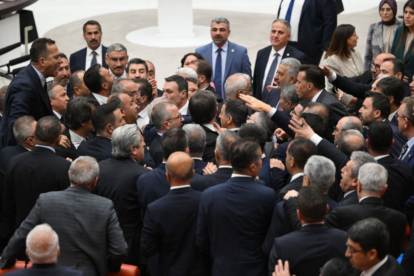 Meclis'te bir kavga daha: 'Ayı gibi oturuyorsun' - Resim: 21