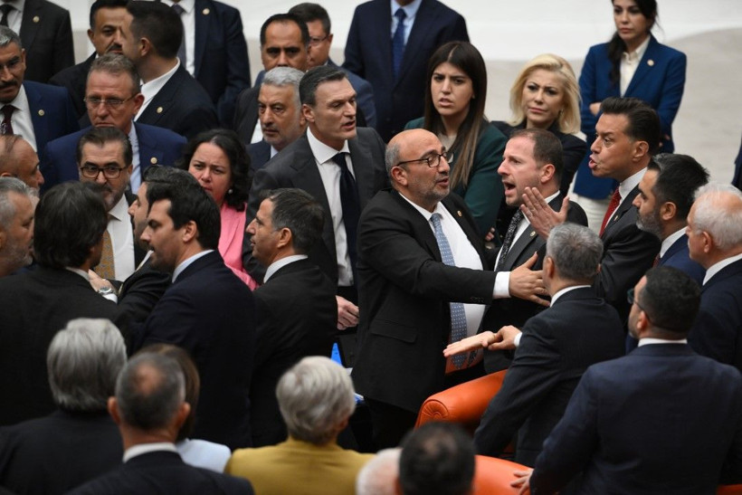 Meclis'te bir kavga daha: 'Ayı gibi oturuyorsun' - Resim: 22