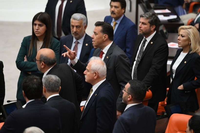 Meclis'te bir kavga daha: 'Ayı gibi oturuyorsun' - Resim: 23