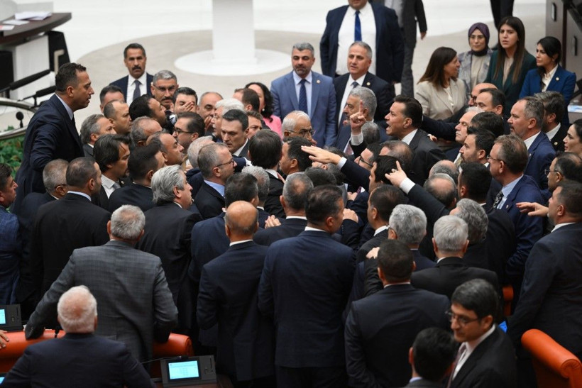 Meclis'te bir kavga daha: 'Ayı gibi oturuyorsun' - Resim: 24