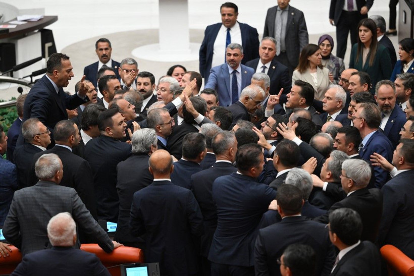 Meclis'te bir kavga daha: 'Ayı gibi oturuyorsun' - Resim: 25
