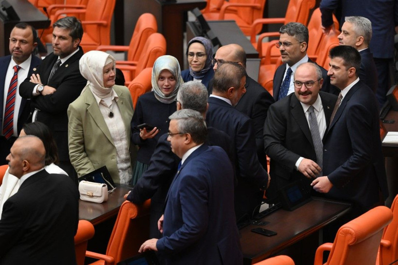 Meclis'te bir kavga daha: 'Ayı gibi oturuyorsun' - Resim: 26