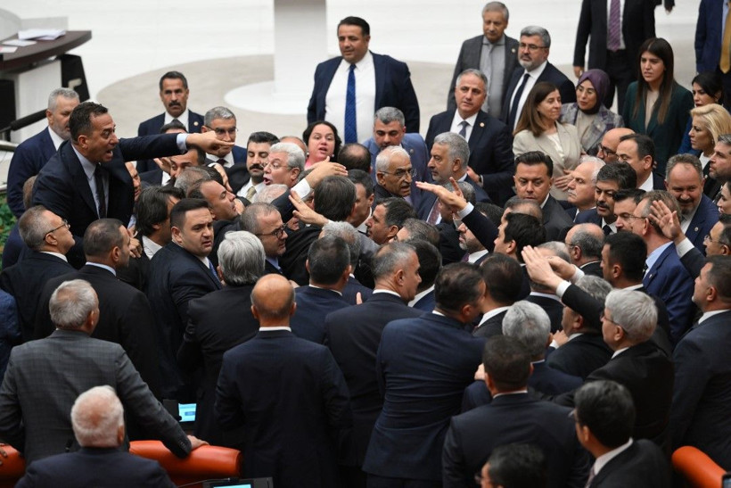 Meclis'te bir kavga daha: 'Ayı gibi oturuyorsun' - Resim: 27